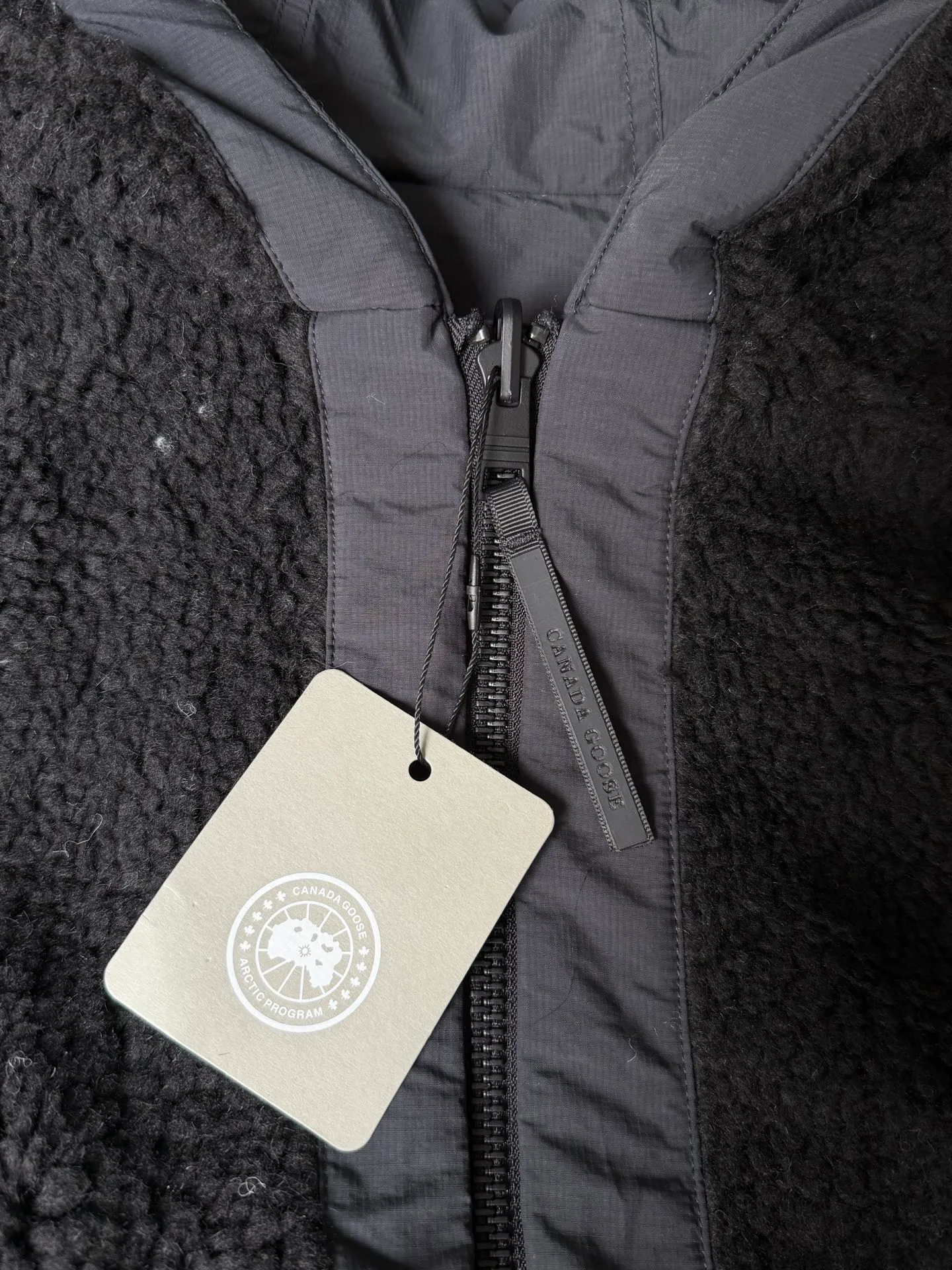 P800 canada goose/大GOose 25 reversible lamb wool flight jacket. It can be worn as a front or back and can be reshaped in any way. The inside and outside are the same color. The embroidered label pattern on the sleeve wall is limited. One side is made of lamb wool. It is delicate and gentle. The plush texture is light and full! The inner lining is polyester, which instantly transforms into an outdoor sports style! Basic neutral style can be combined at will, the most practical size: S M L Color: gray khaki black